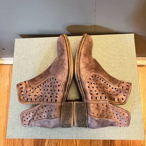 SUGAR 9.5 Women's Faux Leather Ankle Booties Pull On Side Cut Out Brown Choppy